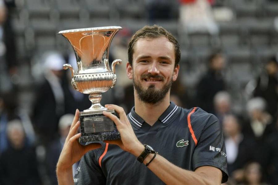 Daniil Medvedev, de 27 años, ganó su primer trofeo sobre polvo de ladrillo y de esta manera volverá al número 2 del ranking ATP.