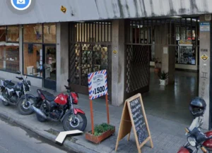 Un hombre cayó del techo de una galería en zona centro.