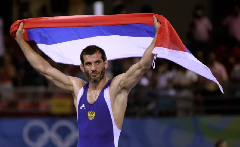 Muere el ex luchador ruso Bubaisar Saitiev en misteriosas circunstancias.