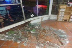 Auto se estrelló contra una mueblería en Empalme Graneros.