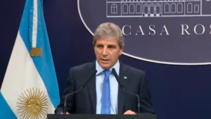 Luis Caputo anuncia el fin del cepo cambiario.
