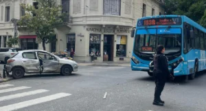 Choque entre auto y colectivo en zona centro.