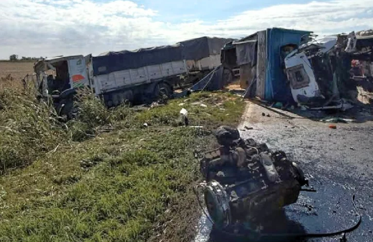 Choque frontal de camiones en Totoras.