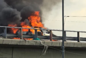 Auto incendiado en Avenida Circunvalación.
