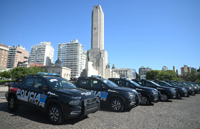 El Gobierno de Santa Fe entrega 117 camionetas a la policía.
