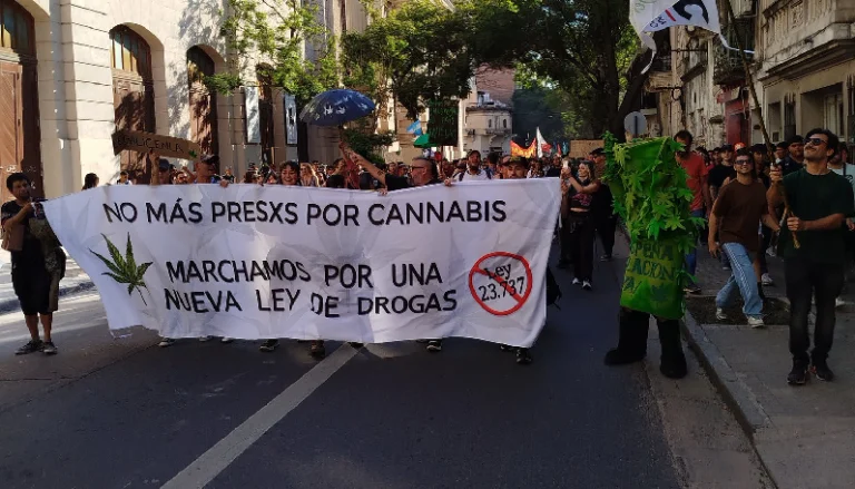 Marcha Mundial de la Marihuana en Rosario.