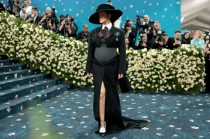 Rihanna reveló su tercer embarazo en la Met Gala.