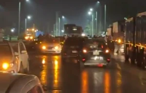 Protesta de vecinos de Roldán por constantes cortes de luz.