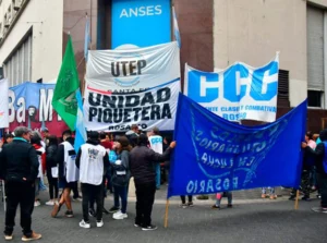 Protesta frente a la ANSES en Rosario.