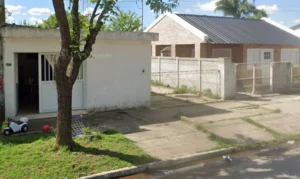 Balean el frente de una casa en Santa Teresa.