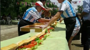 Santo Tomé busca el choripán más largo del mundo.