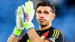 Dibu Martínez podría haber jugado su último partido en el Aston Villa.