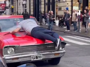 Violento incidente tras un choque en el centro.