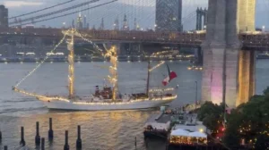 Buque choca contra el Puente de Brooklyn.