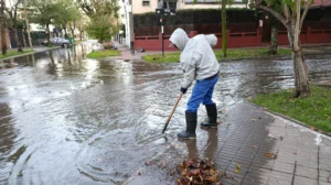 Cuadrillas del municipio normalizan la ciudad tras la tormenta.