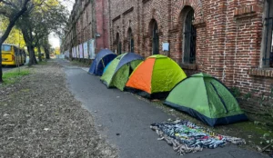 Fanáticos de Lali Espósito acampan en el Metropolitano.