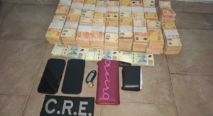 Dos detenidos tras escapar de un control en Álvarez.