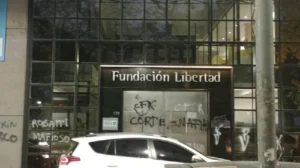 Vandalizan el frente de la Fundación Libertad.