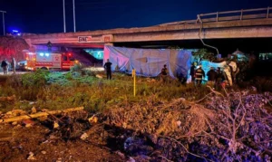 Camión cae de un puente en Avenida Circunvalación.