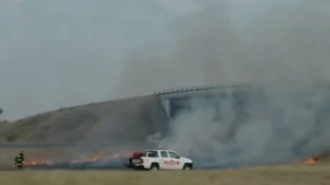 Quema de pastizales ocasionó complicaciones en la visibilidad de la autopista Rosario-Córdoba.