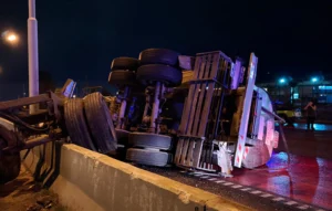 Camión cisterna vuelca sangre vacuna en la Circunvalación.