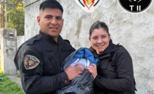 Policías asisten en un parto en Zona Noroeste.