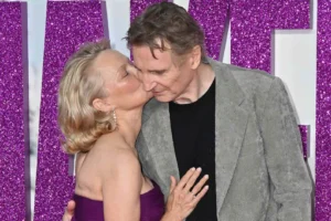Liam Neeson y Pamela Anderson habrían comenzado un romance.