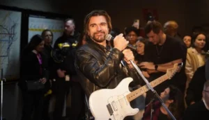 Juanes dio un show gratuito en el subte de CABA.