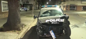 Extraño accidente de un patrullero en el Macrocentro.