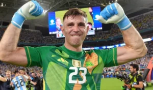 Dibu Martínez nominado al premio Lev Yashin.