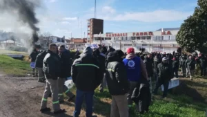 Importante protesta frente a Vassalli en Firmat.