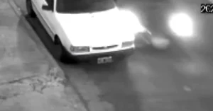 Barrio Belgrano: taxista choca auto estacionado y escapa.