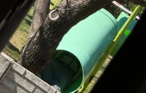 Hallan hombre muerto en un tobogán en una plaza de Funes.