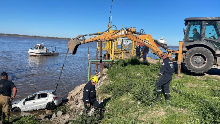 Hallan auto sumergido en el río en Fray Luis Beltrán.
