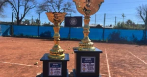 Roldán se prepara para un importante torneo de tenis.