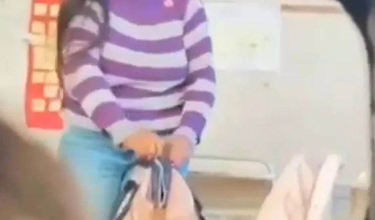 Filman a profesora robando en un aula.