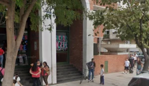 Una madre golpeó a una maestra en Santa Fe.