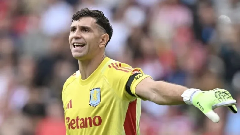 Dibu Martínez cerca del Manchester United.