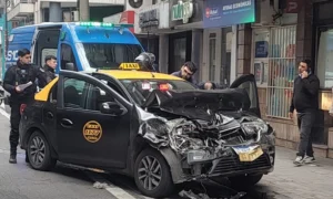 Taxista se desmaya y choca contra un colectivo en el centro.