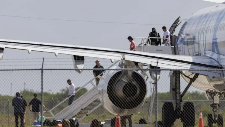 Llega el primer vuelo con argentinos deportados de EE.UU.