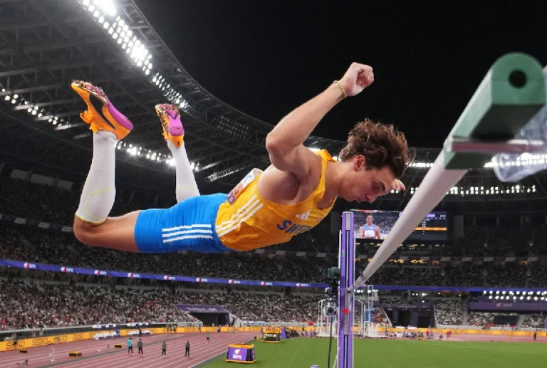 Duplantis bate el récord mundial de Salto con Garrocha.