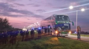 Investigan el ataque a un micro con policías en San Lorenzo.