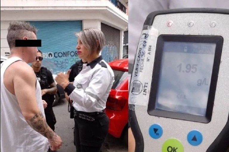 Conductor ebrio choca dos autos en el microcentro.