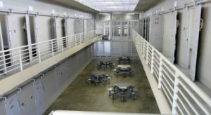 Apuñalan a un preso en la cárcel de Las Flores.