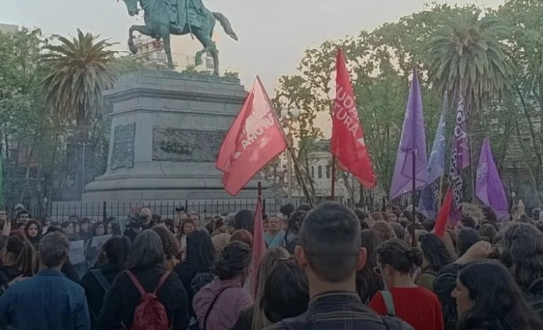 Marcha en Rosario por el triple femicidio de Florencio Varela.