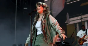 Lola Young se desmaya durante un show.