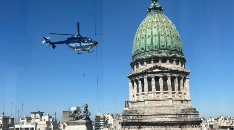 Un helicóptero sobrevoló el Congreso y generó especulaciones.