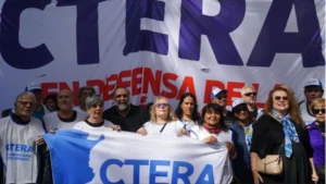 Descontarán el día a docentes que se adhieren al paro.