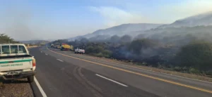 Auto incendiado causa quema de hectáreas de pastizales en Camino de las Altas Cumbres.