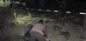 Totoras: camión con harina vuelca en la ruta 34.